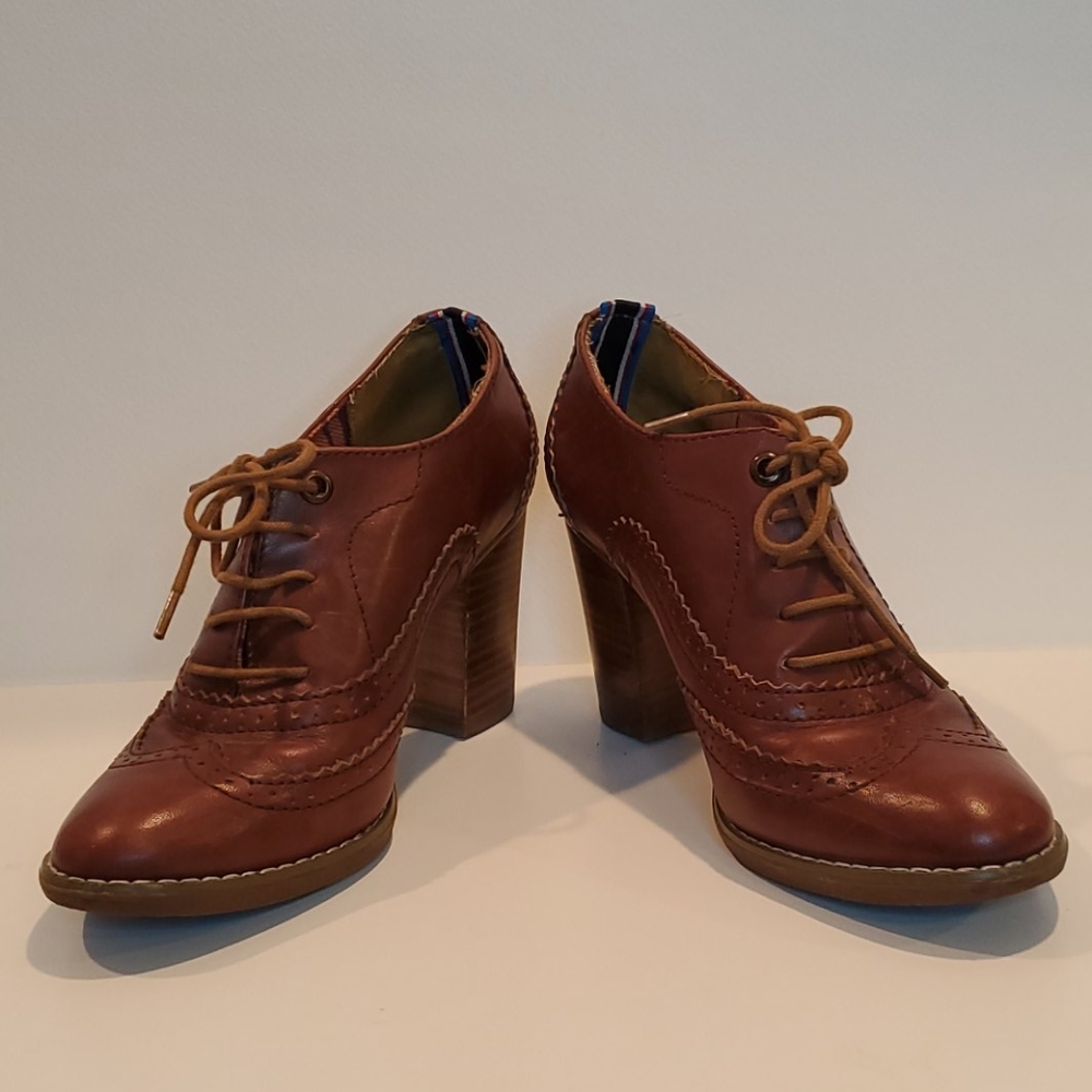 Tommy Hilfiger Fabiole Oxfords in Chestnut Sz 5.5